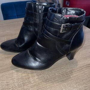Life stride low heeled booties sz 9